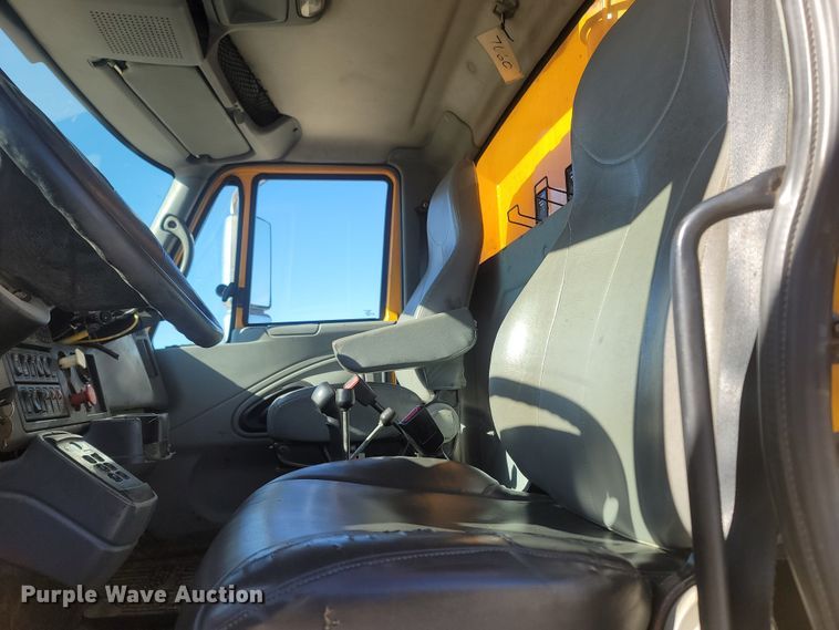 image for item JU9832 2006 International 7400  dump truck