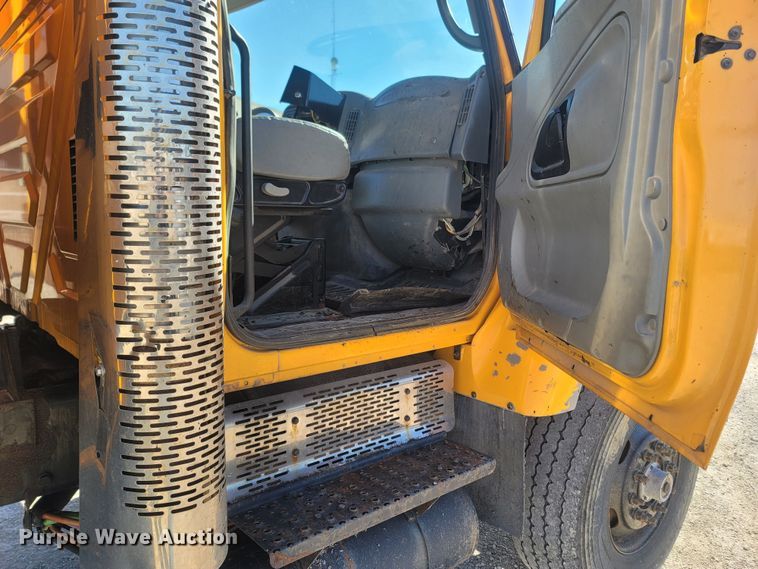 image for item JU9832 2006 International 7400  dump truck