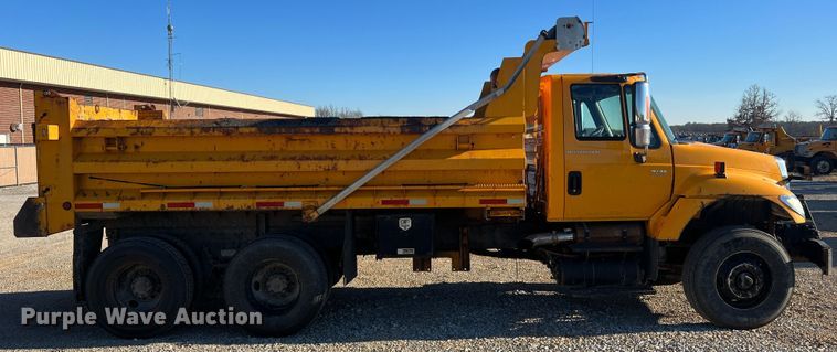 image for item JU9837 2006 International 7400  dump truck