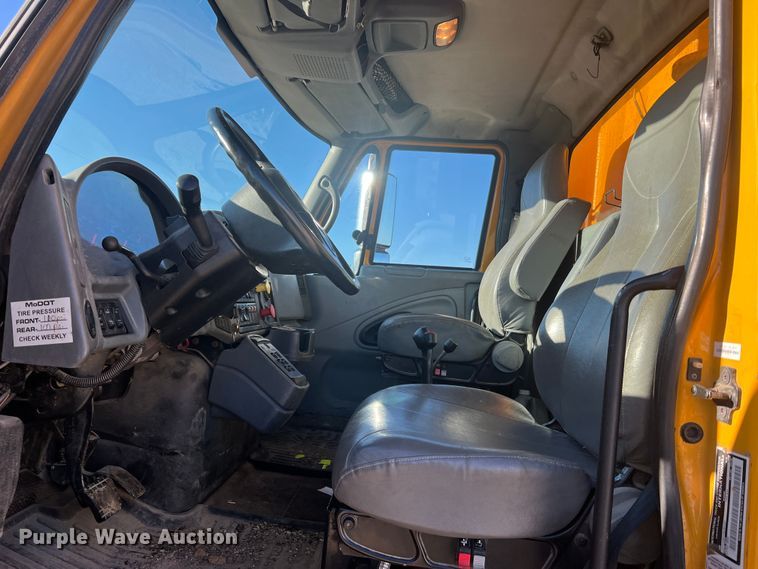 image for item JU9837 2006 International 7400  dump truck