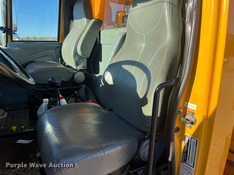 image for item JU9837 2006 International 7400  dump truck