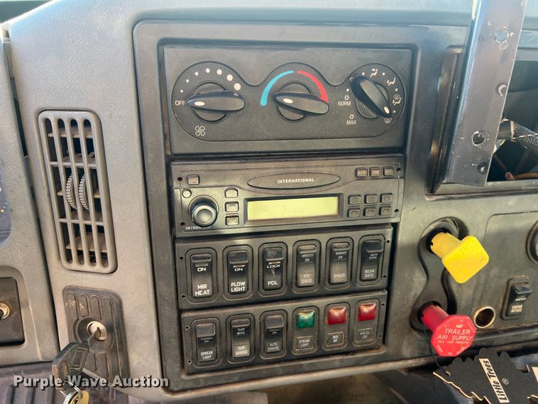 image for item JU9837 2006 International 7400  dump truck