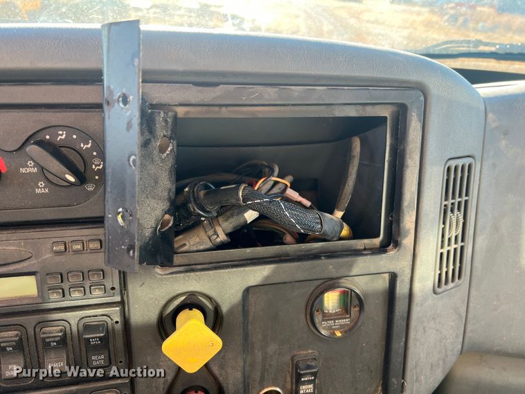 image for item JU9837 2006 International 7400  dump truck