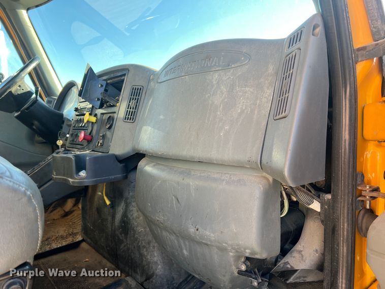 image for item JU9837 2006 International 7400  dump truck