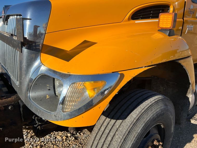 image for item JU9837 2006 International 7400  dump truck