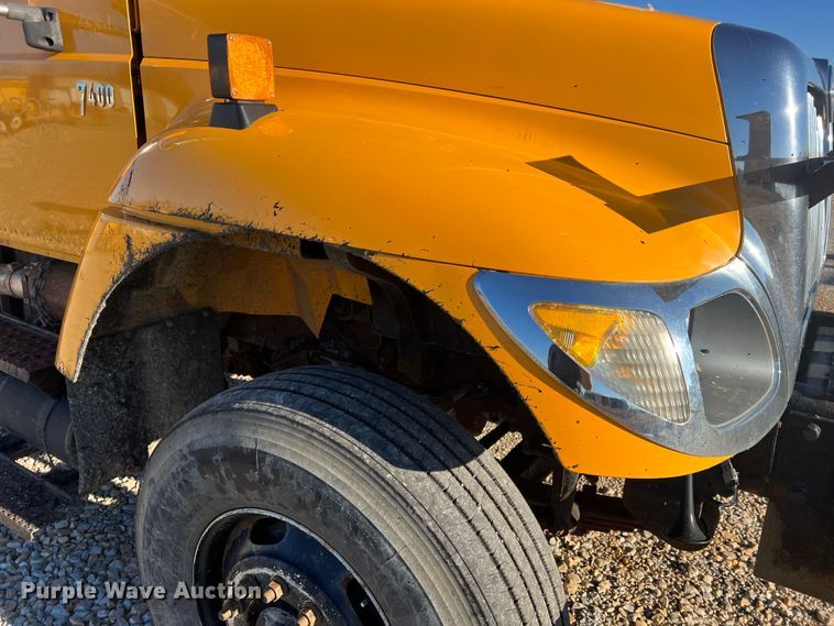 image for item JU9837 2006 International 7400  dump truck