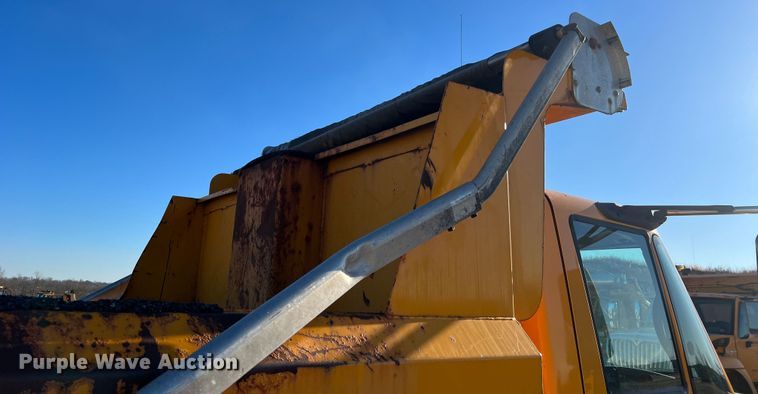 image for item JU9837 2006 International 7400  dump truck