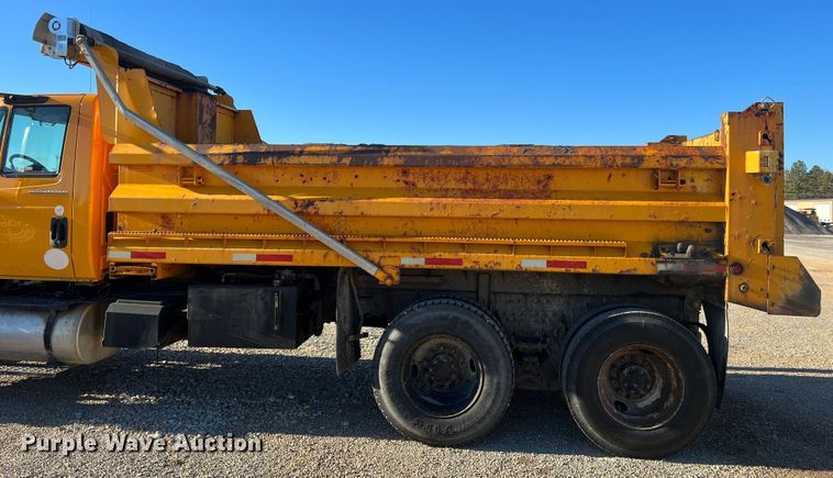 image for item JU9837 2006 International 7400  dump truck