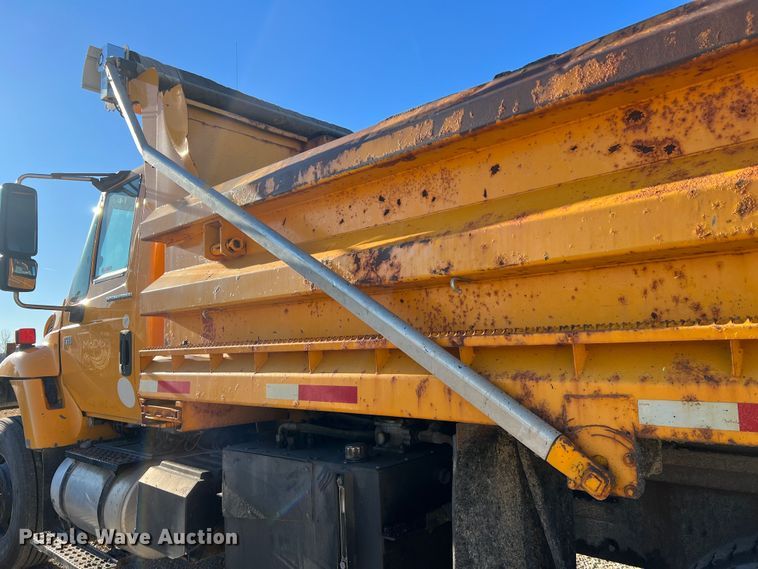 image for item JU9837 2006 International 7400  dump truck