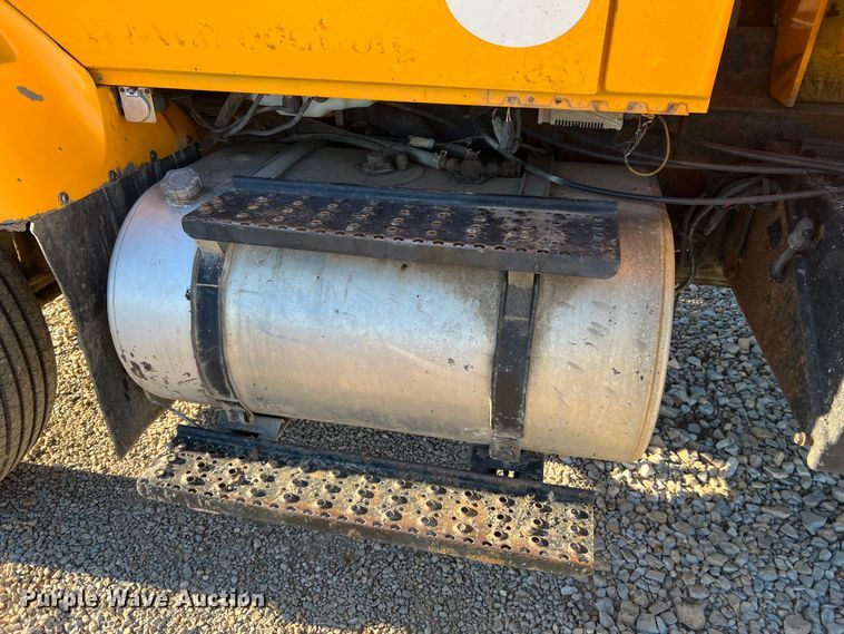 image for item JU9837 2006 International 7400  dump truck