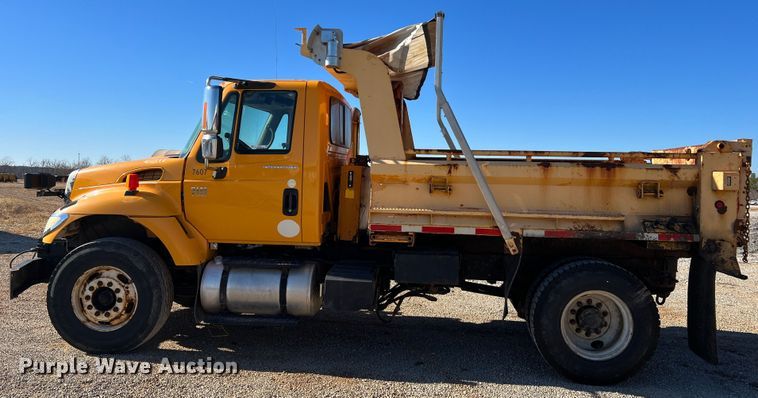 image for item JU9838 2006 International 7400  dump truck