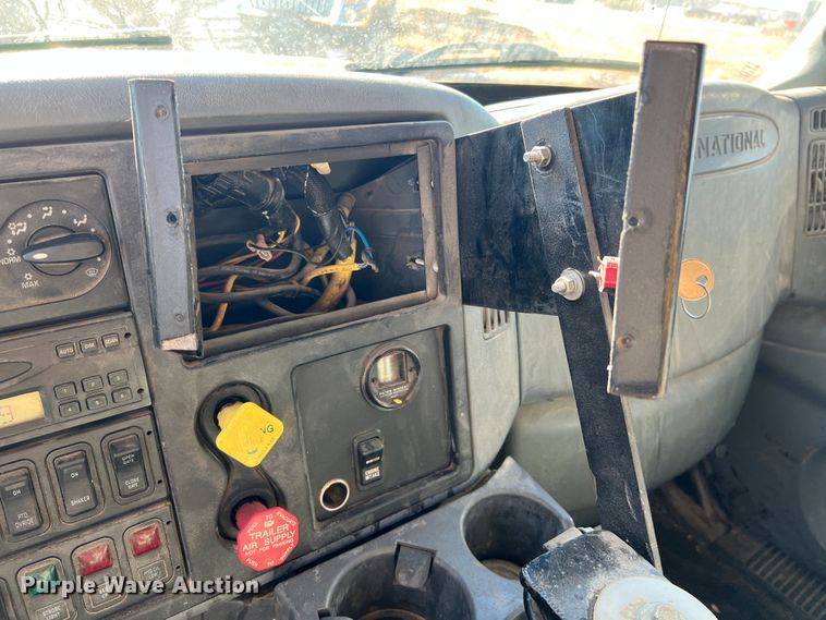 image for item JU9838 2006 International 7400  dump truck