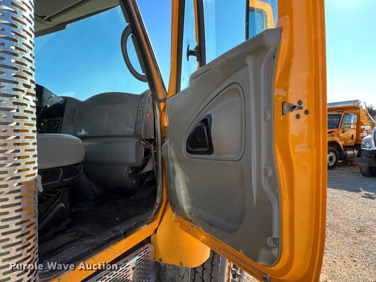 image for item JU9838 2006 International 7400  dump truck