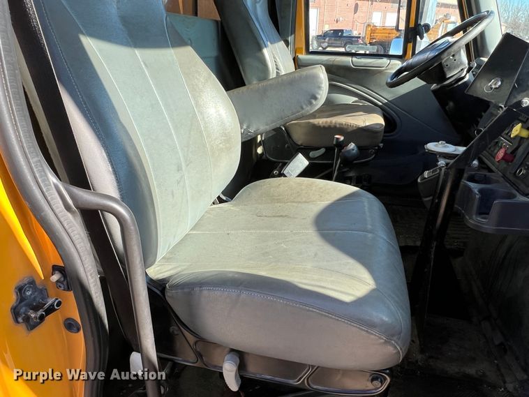 image for item JU9838 2006 International 7400  dump truck