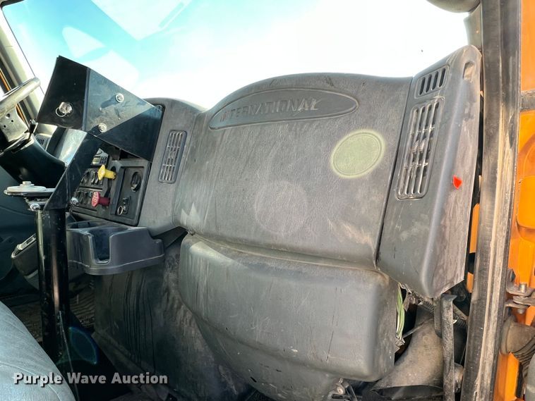 image for item JU9838 2006 International 7400  dump truck