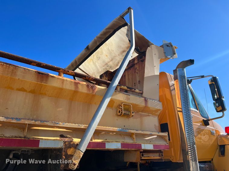 image for item JU9838 2006 International 7400  dump truck