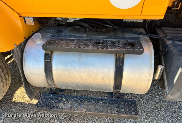 image for item JU9838 2006 International 7400  dump truck