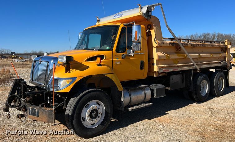 image for item JU9840 2007 International 7400  dump truck