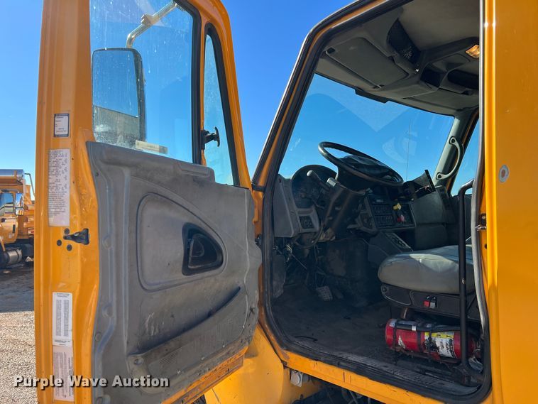 image for item JU9840 2007 International 7400  dump truck