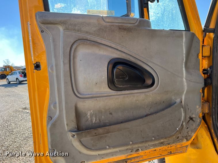 image for item JU9840 2007 International 7400  dump truck