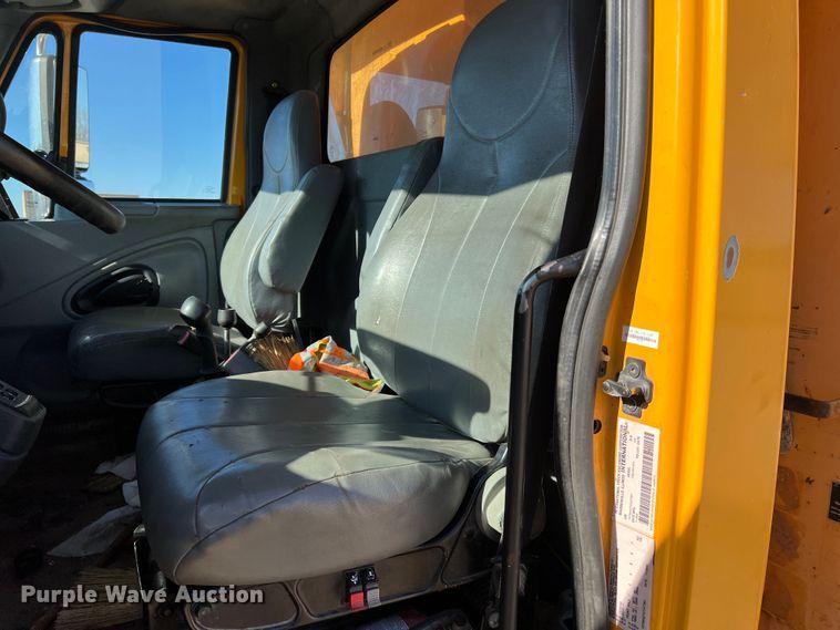 image for item JU9840 2007 International 7400  dump truck