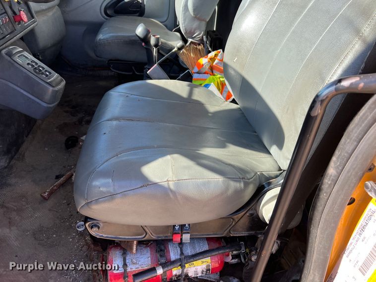 image for item JU9840 2007 International 7400  dump truck