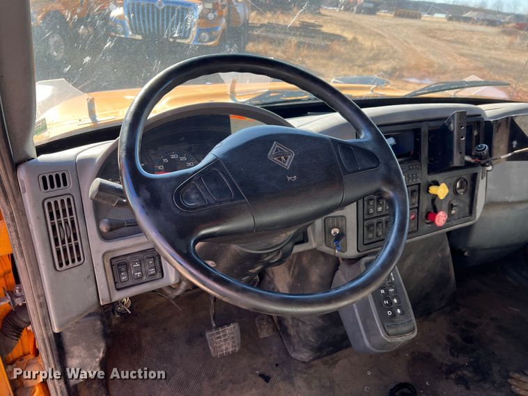 image for item JU9840 2007 International 7400  dump truck