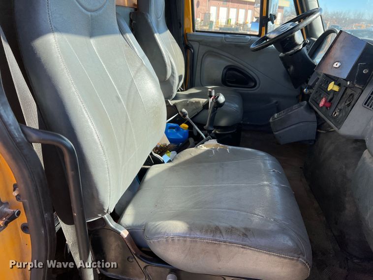 image for item JU9840 2007 International 7400  dump truck