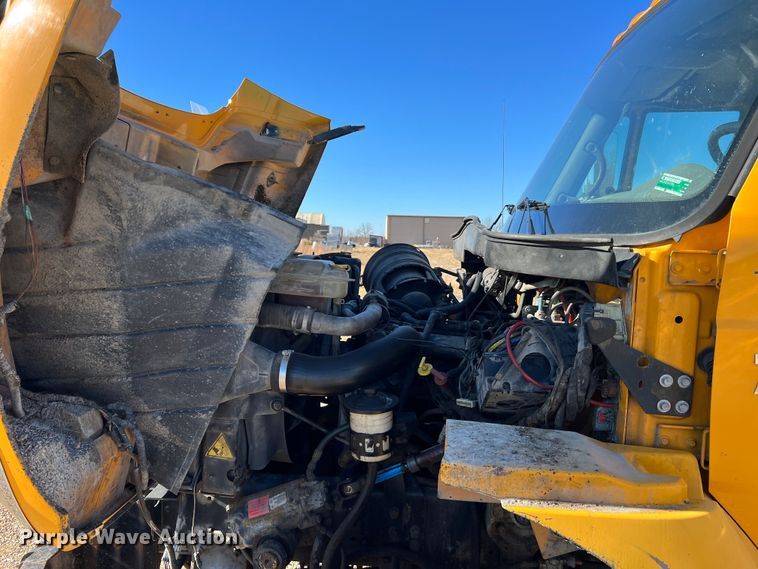 image for item JU9840 2007 International 7400  dump truck