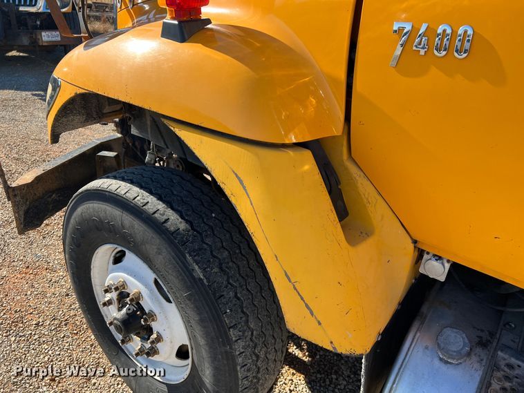 image for item JU9840 2007 International 7400  dump truck