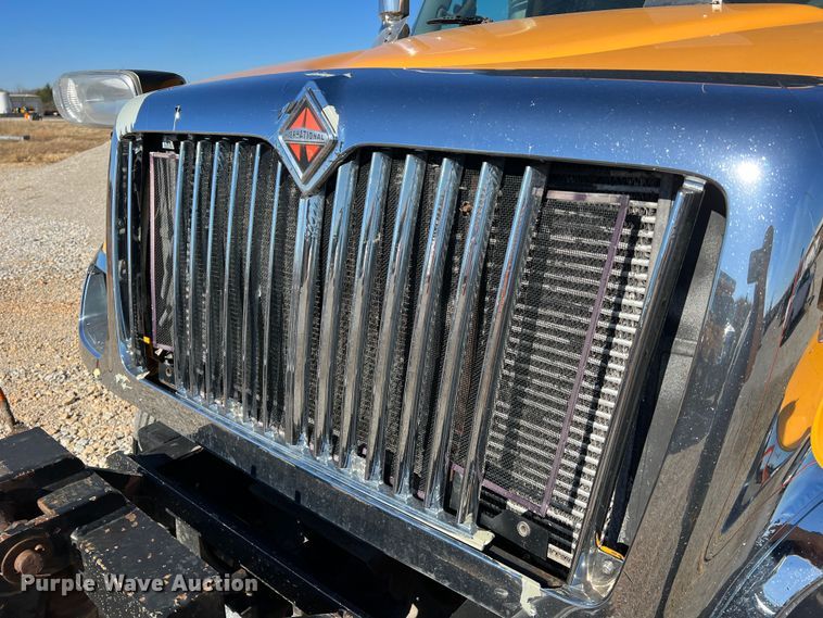 image for item JU9840 2007 International 7400  dump truck