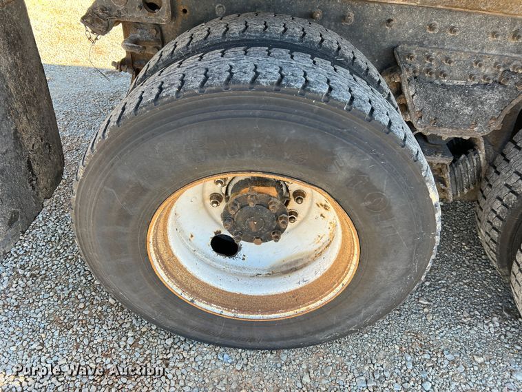 image for item JU9840 2007 International 7400  dump truck