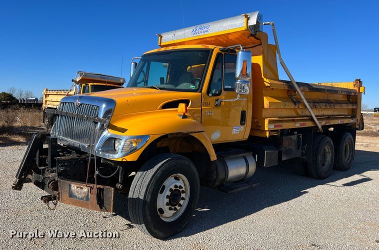 image for item JU9841 2005 International 7400  dump truck