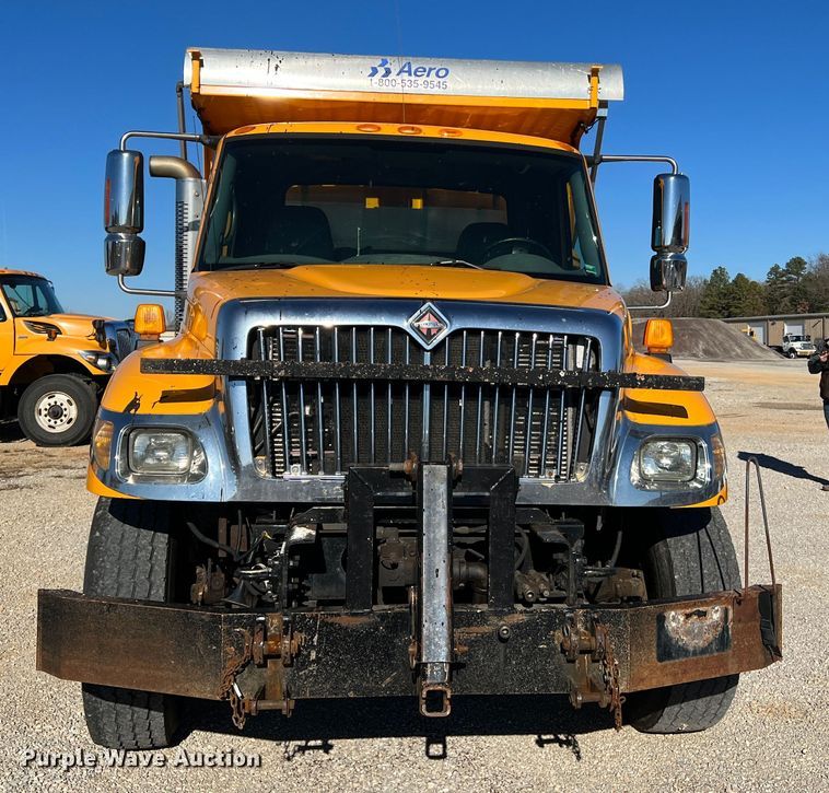 image for item JU9841 2005 International 7400  dump truck