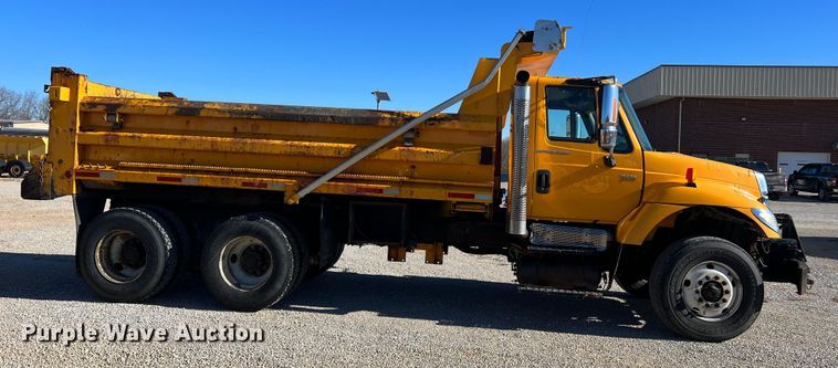 image for item JU9841 2005 International 7400  dump truck