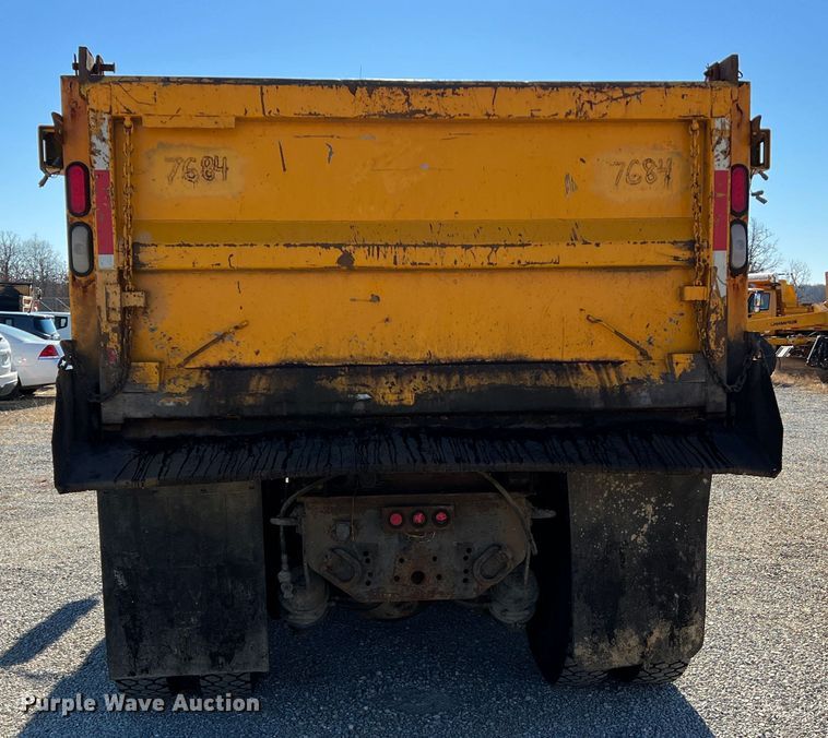 image for item JU9841 2005 International 7400  dump truck
