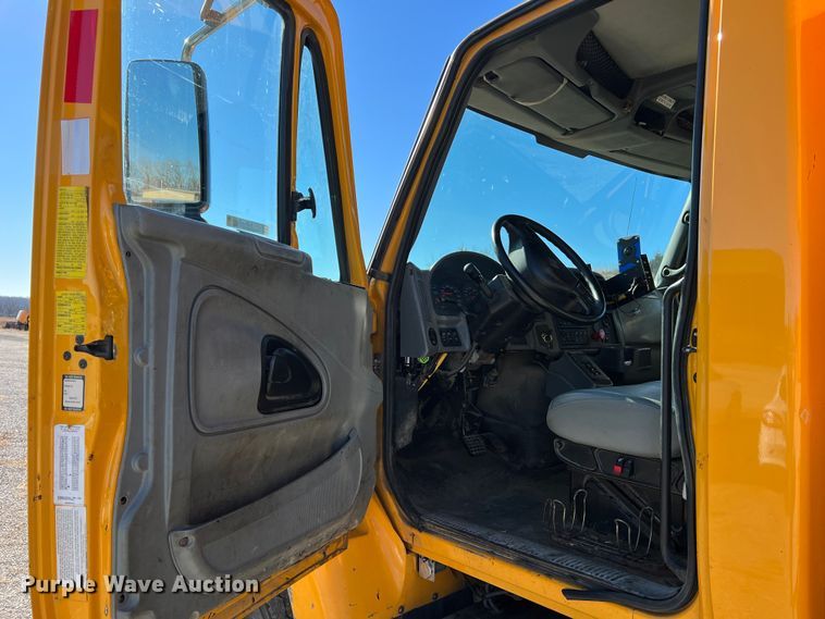 image for item JU9841 2005 International 7400  dump truck