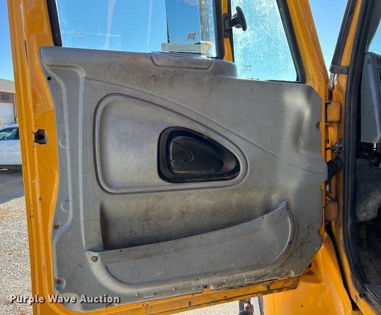 image for item JU9841 2005 International 7400  dump truck