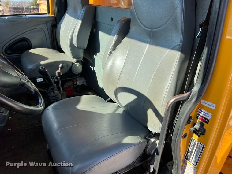 image for item JU9841 2005 International 7400  dump truck