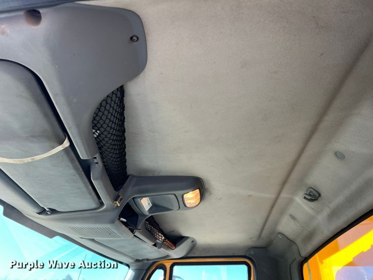 image for item JU9841 2005 International 7400  dump truck