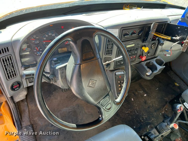 image for item JU9841 2005 International 7400  dump truck