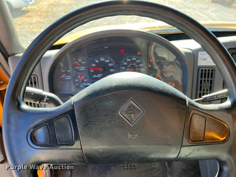 image for item JU9841 2005 International 7400  dump truck