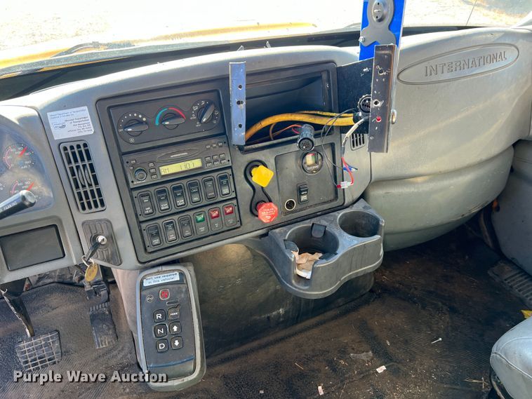 image for item JU9841 2005 International 7400  dump truck