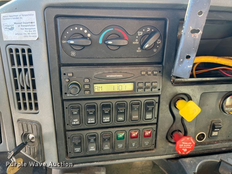 image for item JU9841 2005 International 7400  dump truck