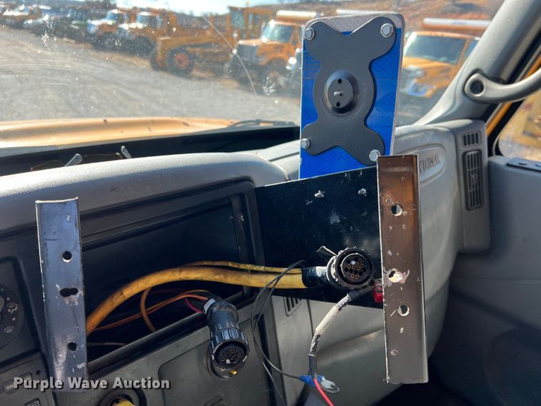 image for item JU9841 2005 International 7400  dump truck