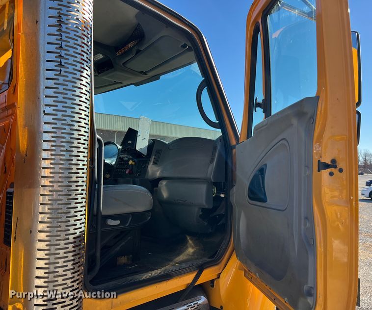 image for item JU9841 2005 International 7400  dump truck