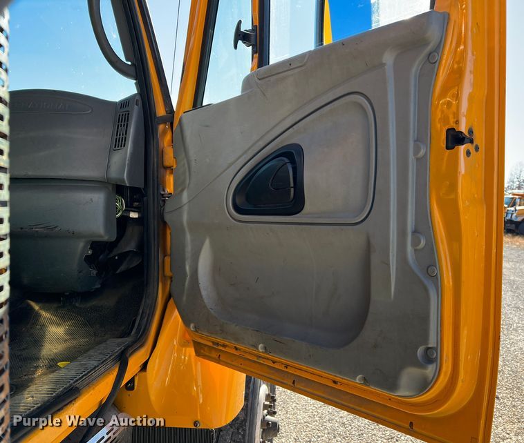 image for item JU9841 2005 International 7400  dump truck