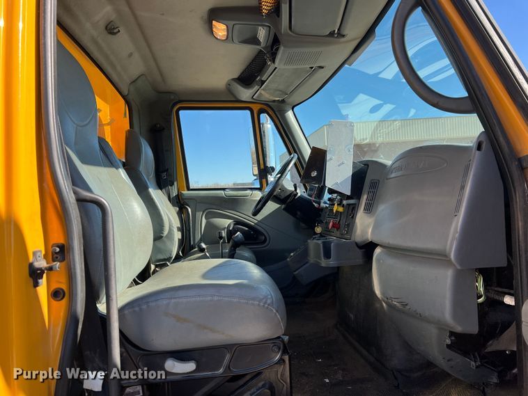 image for item JU9841 2005 International 7400  dump truck