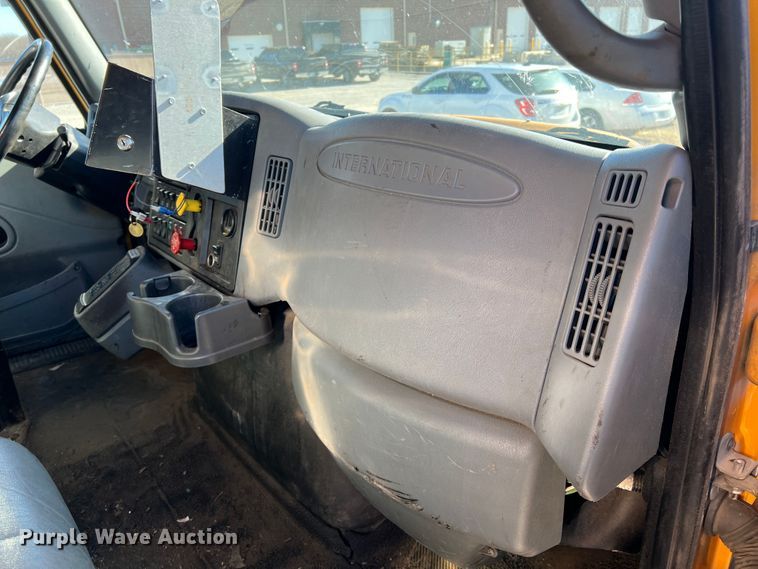 image for item JU9841 2005 International 7400  dump truck