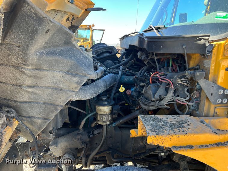 image for item JU9841 2005 International 7400  dump truck